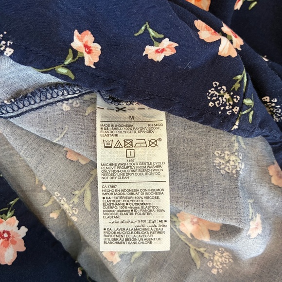 Old Navy Women’s Floral Smocked Midi Dress With Pockets & Adjustable Straps - Picture 5 of 7